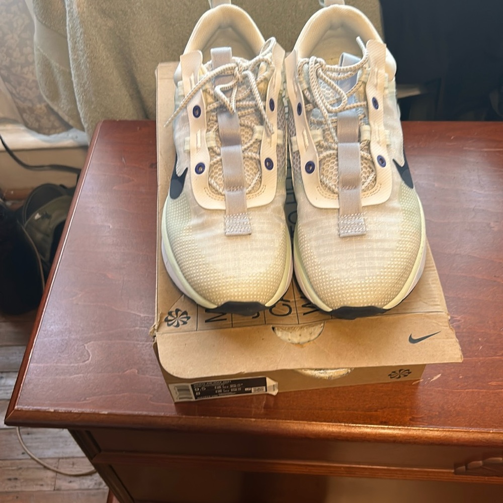 Women’s Size 9.5 medium Nike Air Max sneakers